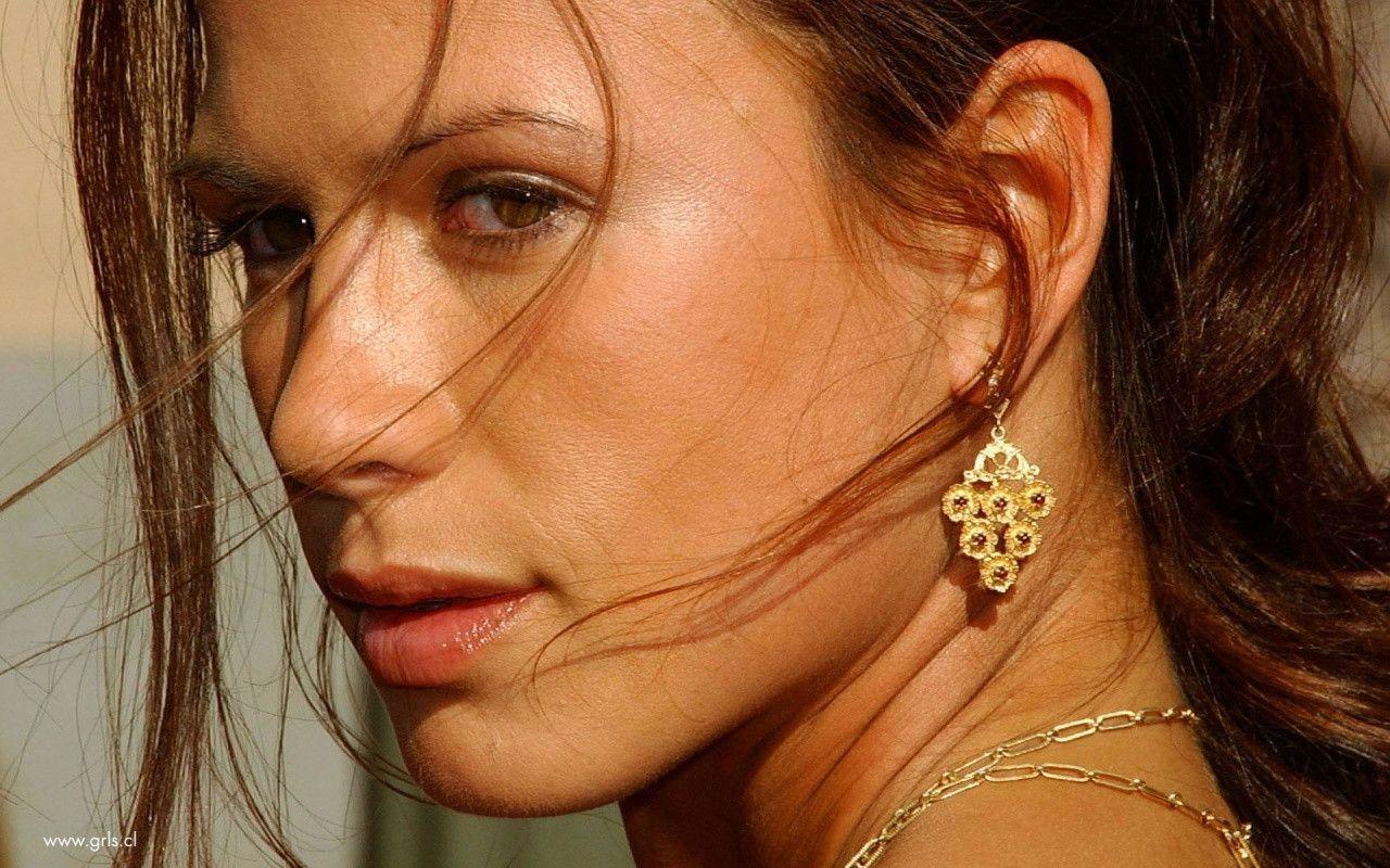 Rhona Mitra Close Up Desktop PC And Mac Wallpaper