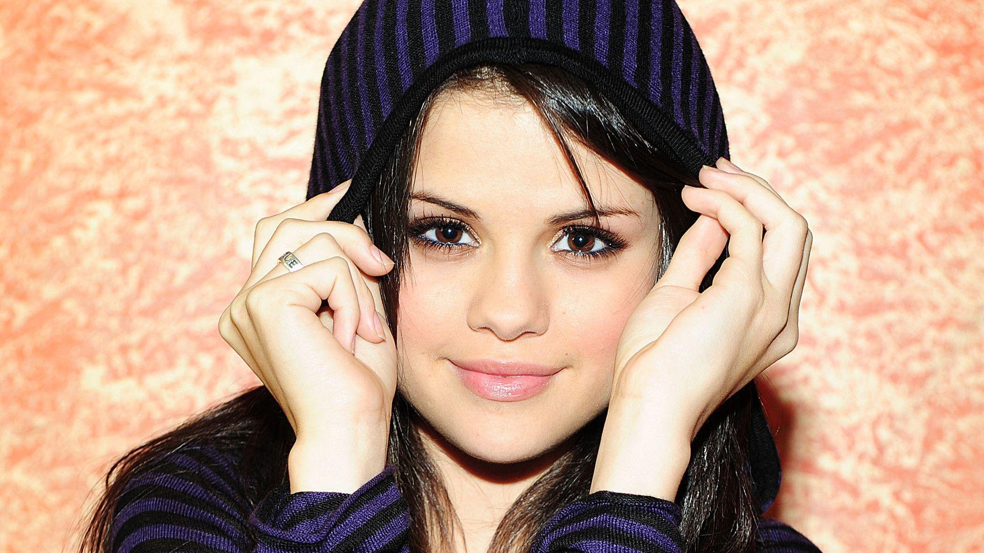 Selena Gomez Wallpaper 39792 in Celebrities F