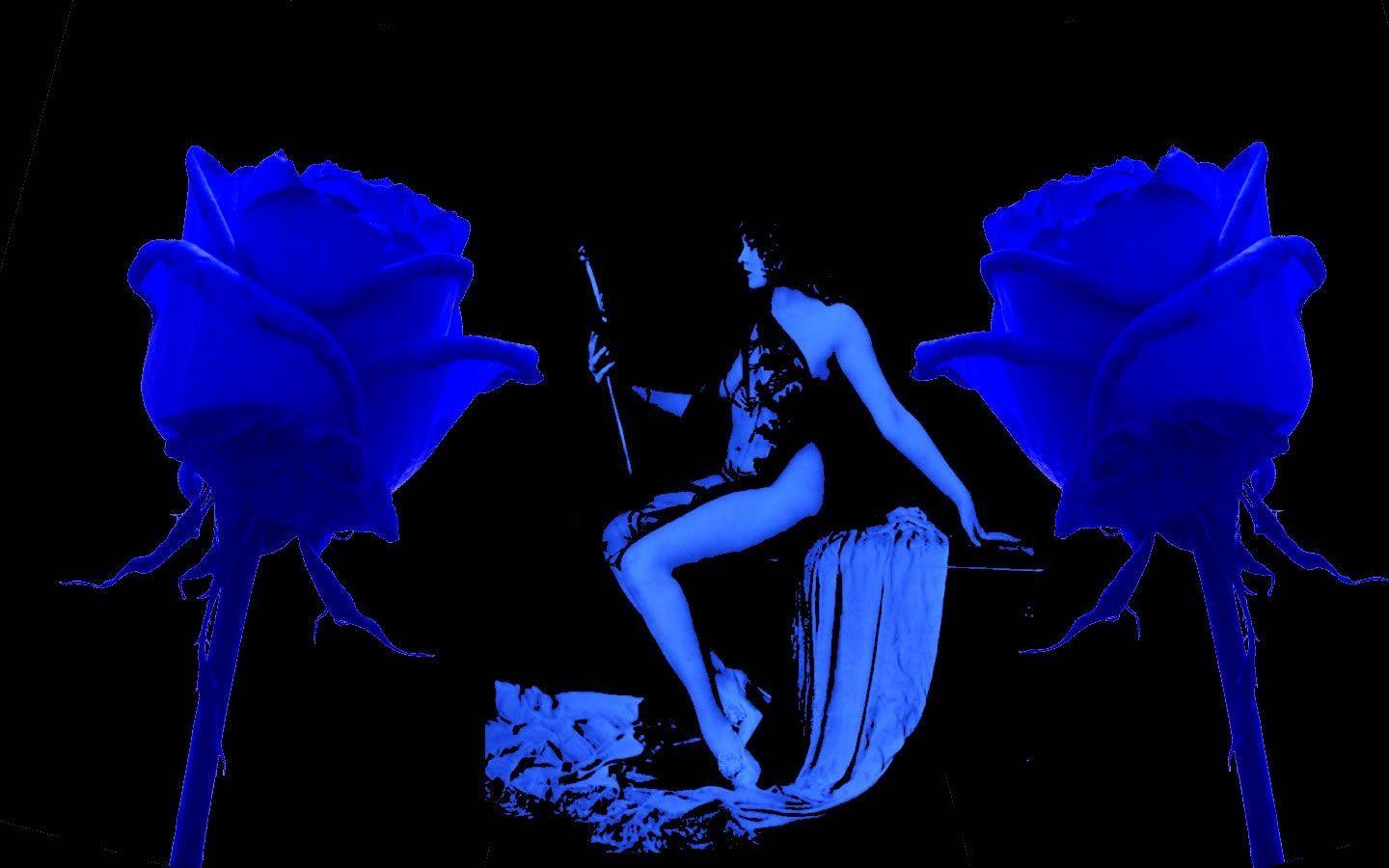 Ангел с синей розой