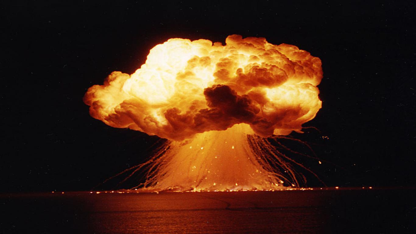 Сайт ядерного взрыва. Наземный взрыв. Ядерный взрыв. Наземный взрыв ядерного оружия. Взрыв ядерный гриб.