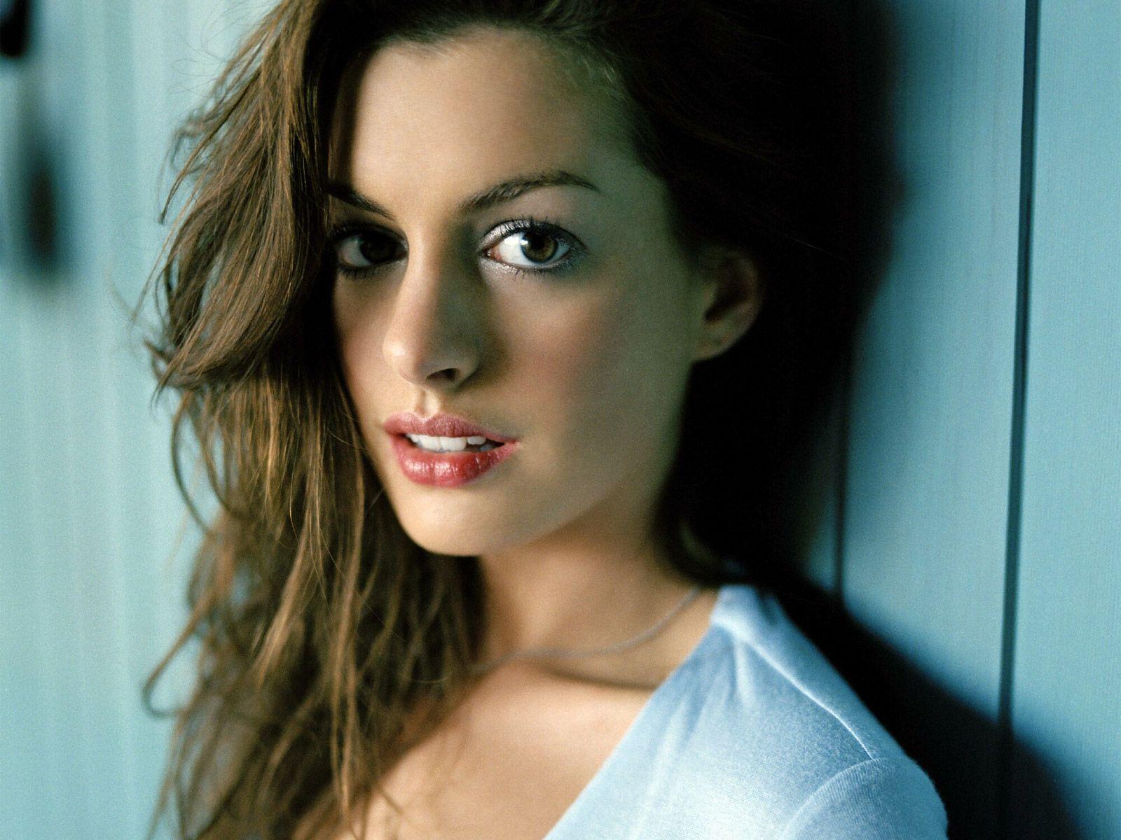 Anne Hathaway Wallpaper