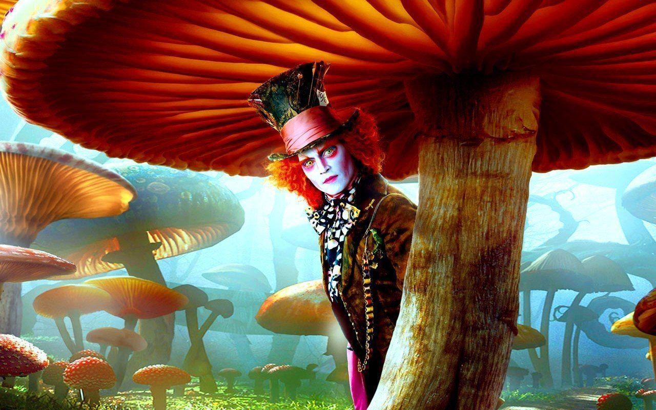 The Mad Hatter in Wonderland (2010) Wallpaper
