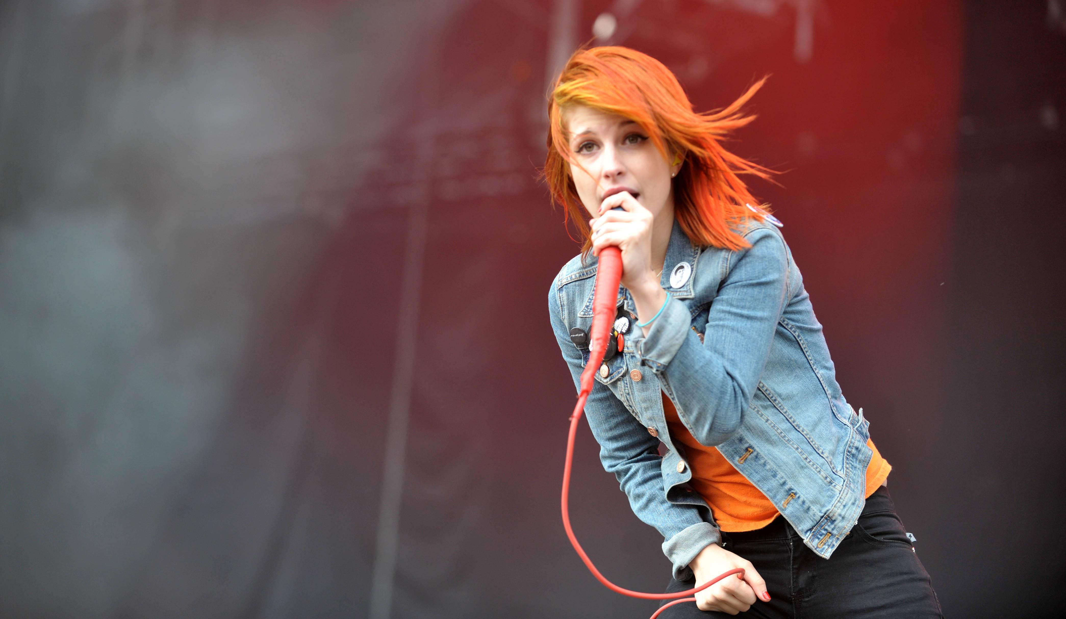 hayley williams, paramore, singer, stage, microphone, speech HD