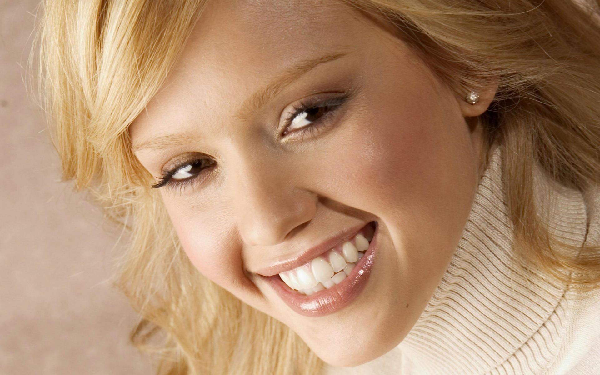 Jessica Alba Smile wallpaper