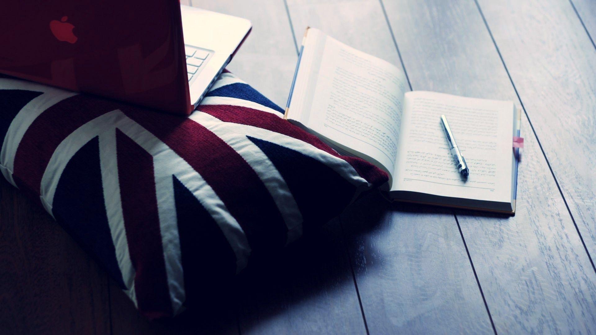 Pillow UK Flag Macbook Pen Notebook Wooden Floor HD Wallpaper