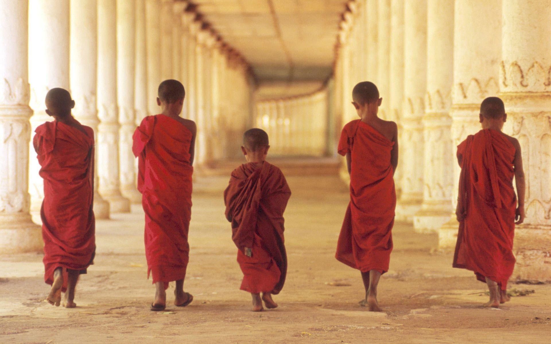 buddhist monks in cambodia Wallpaper