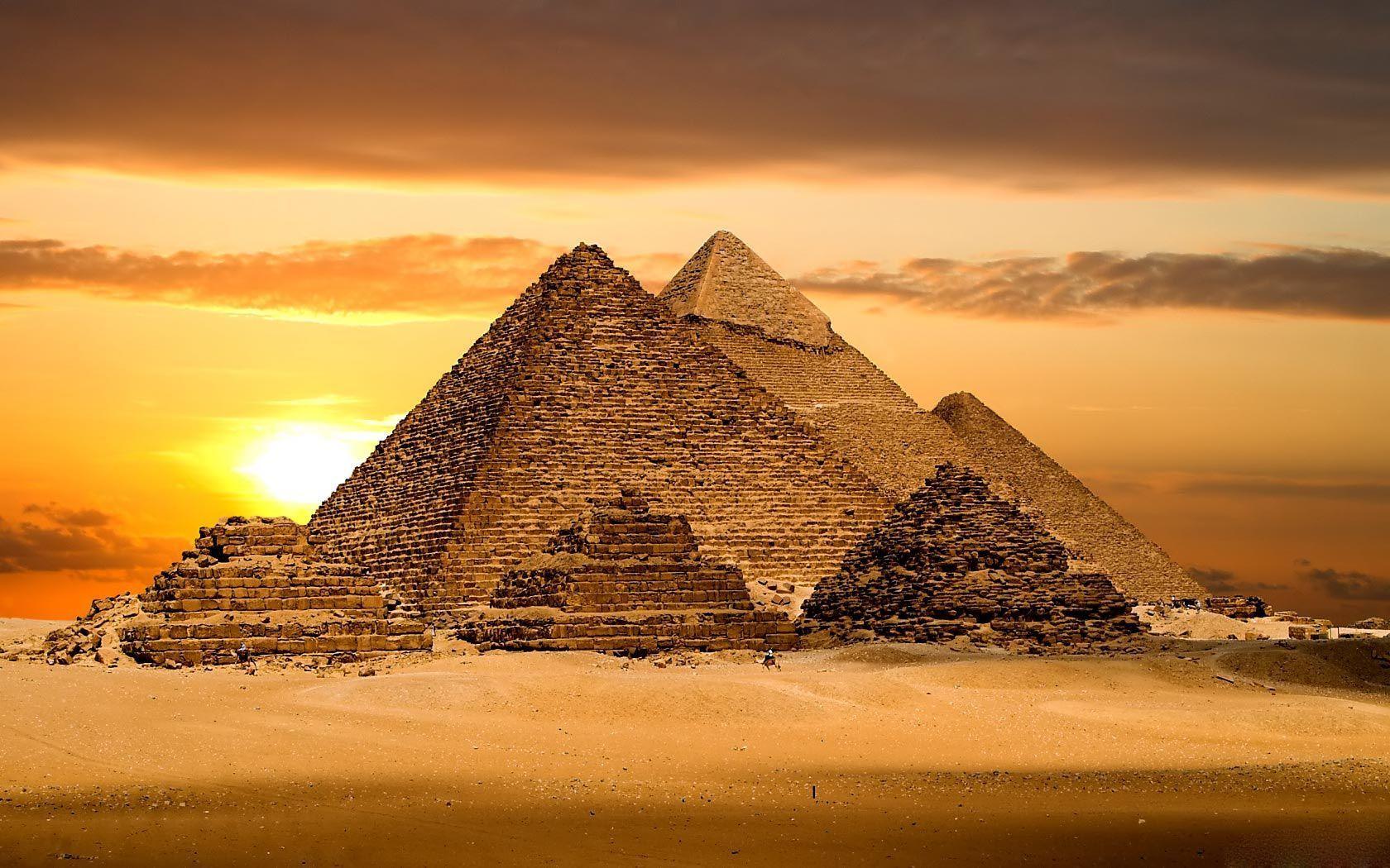 Desktop Wallpaper Egyptian Pyramids 1600 X 1200 169 Kb Jpeg