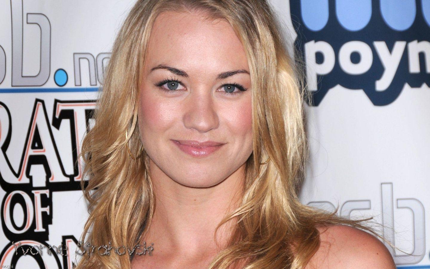Yvonne Strahovski Wallpaper