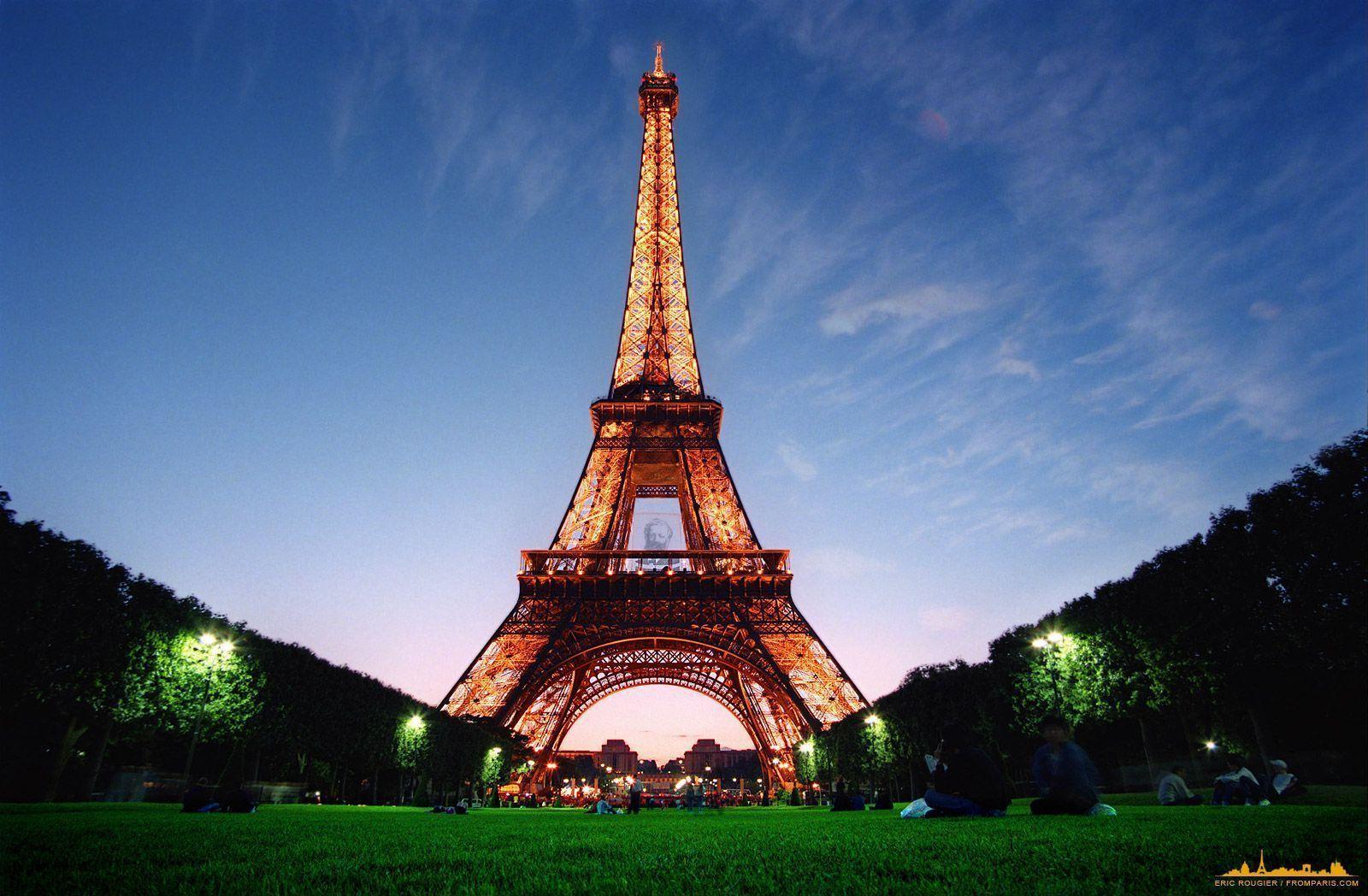 Wallpaper, Eiffel tower from le Champs de Mars