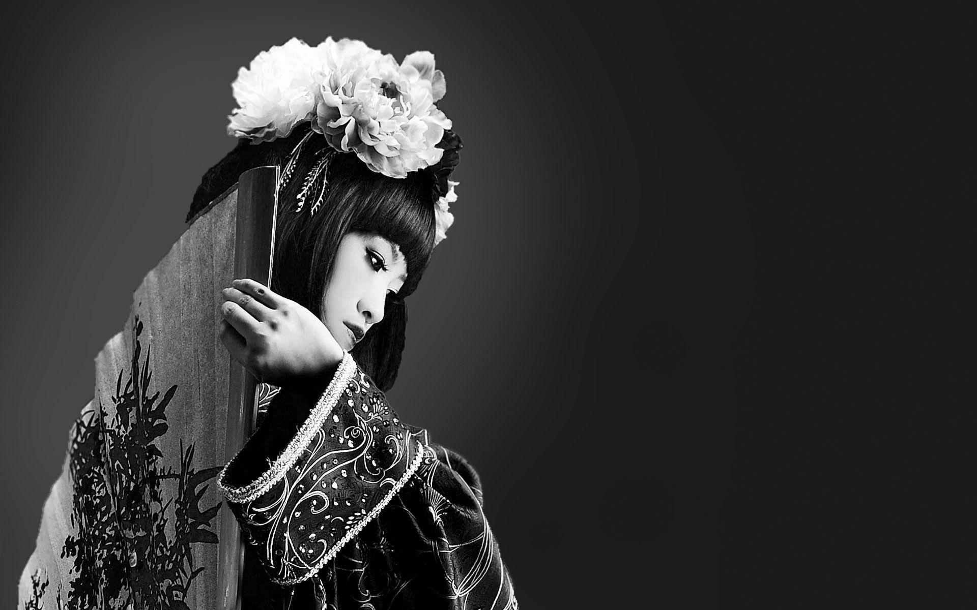 Black And White Geisha