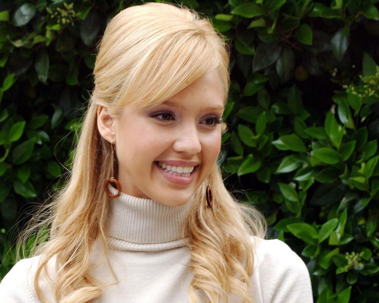 Desktop HD Wallpaper: Jessica Alba Wallpaper