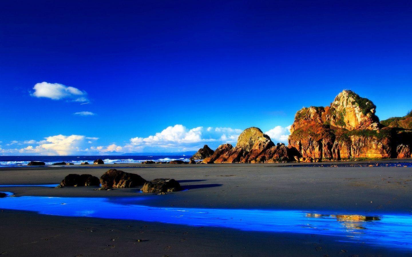 Rocky beach HD Wallpaper