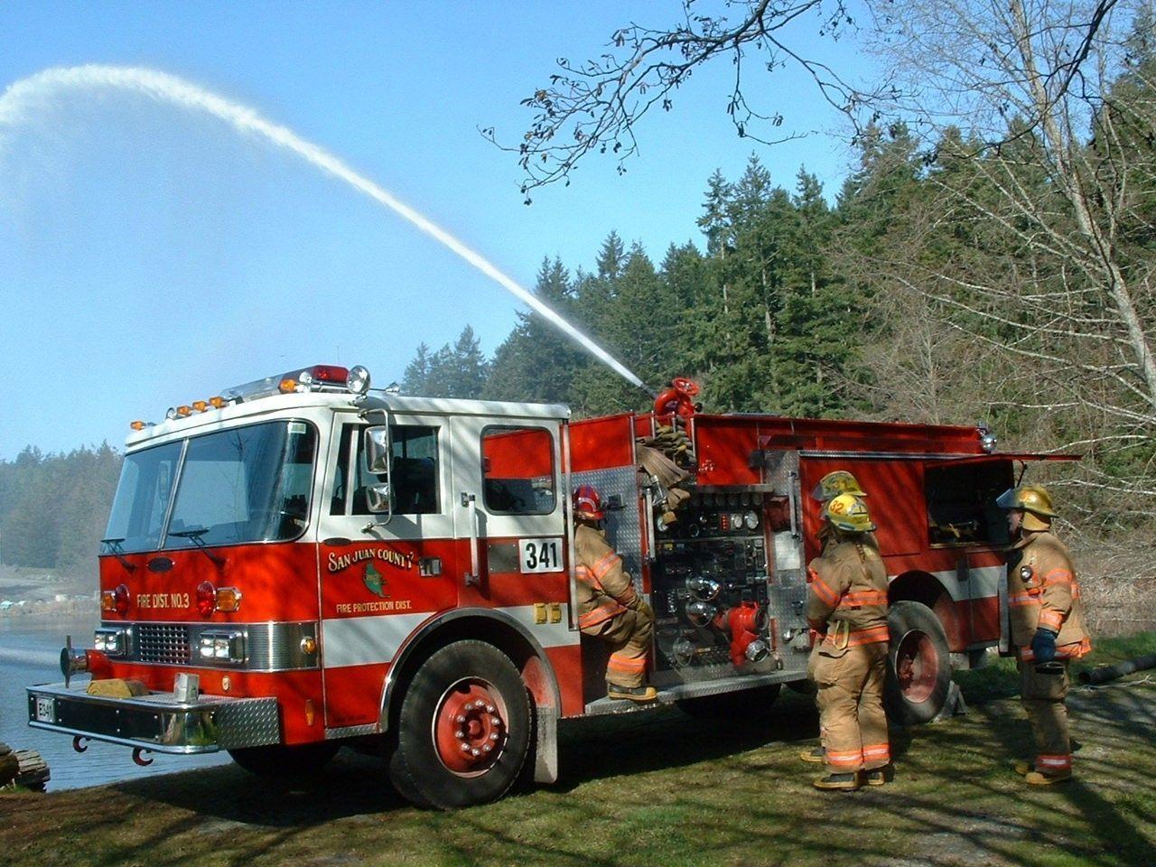 Download Firefighter Firetruck Wallpaper 1280x960