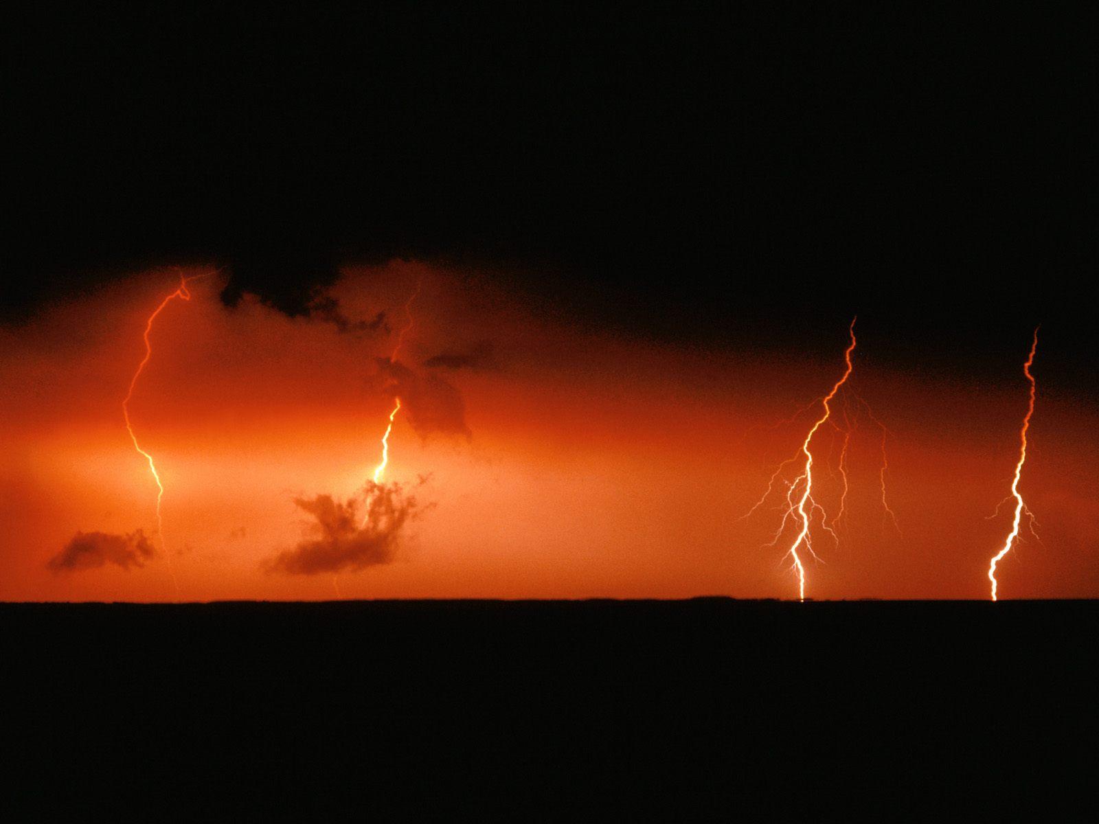 Lightning bolts lightening strike free desktop background