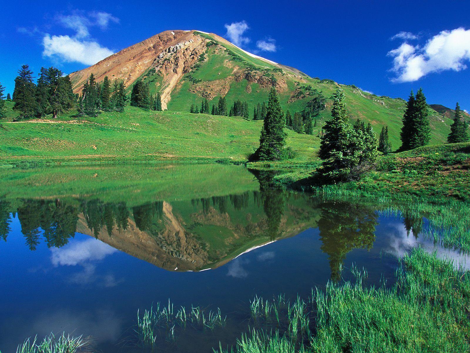 Green Mountain Scenery Background