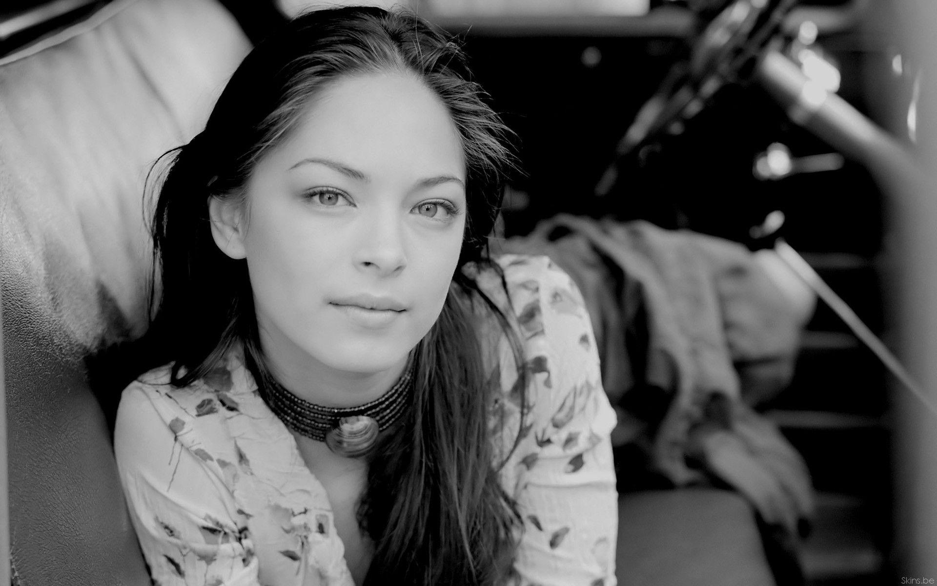 kristin kreuk black and white Wallpaper