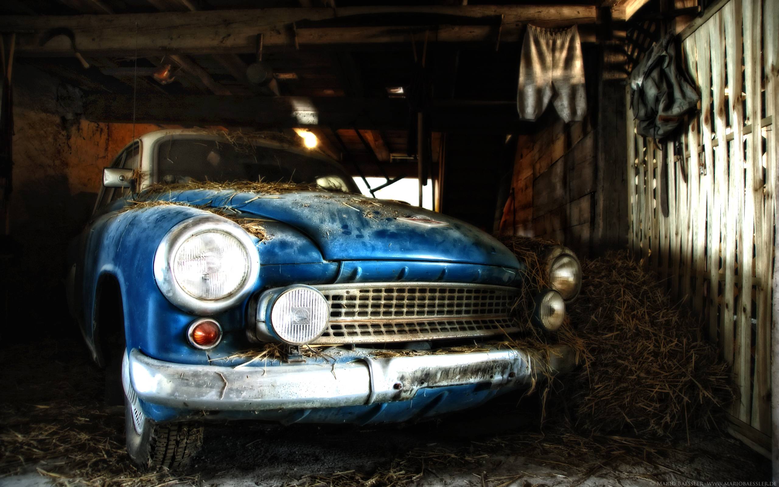 Cars: Inspiring Old Rusty Car Desktop Wallpaper