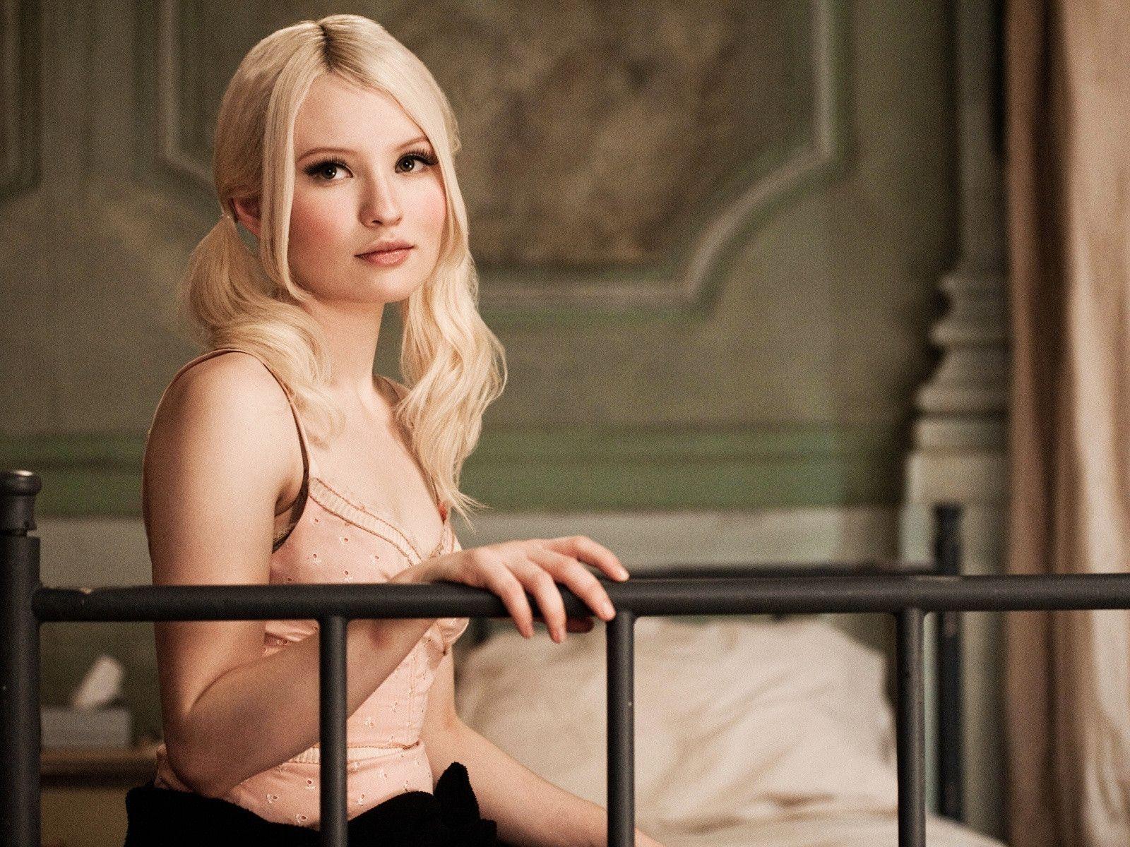 Emily Browning in Sucker Punch Wallpaper