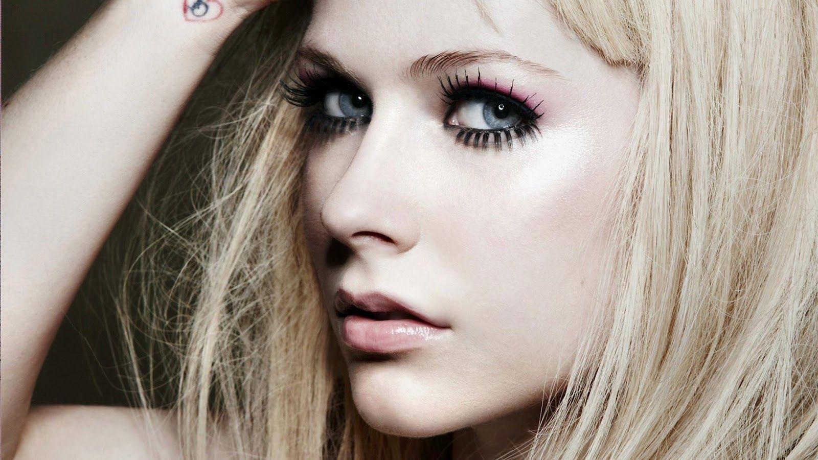 Avril Lavigne Theme and Wallpaper for Windows 7