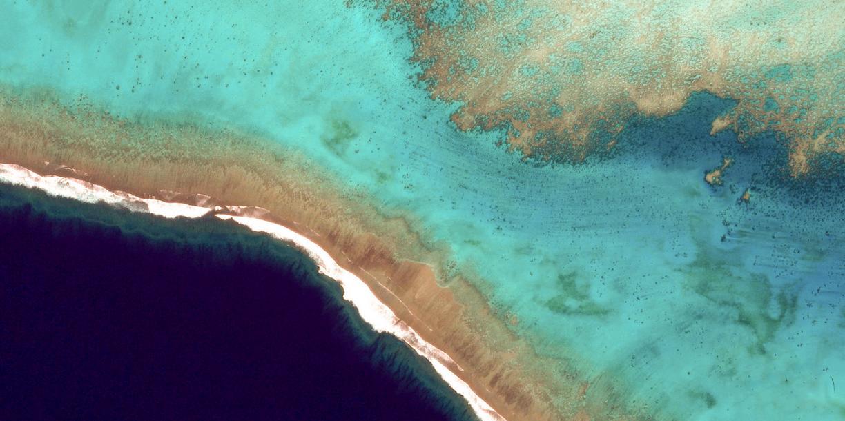 These are the first two Android 5.0 Lollipop wallpaper made available