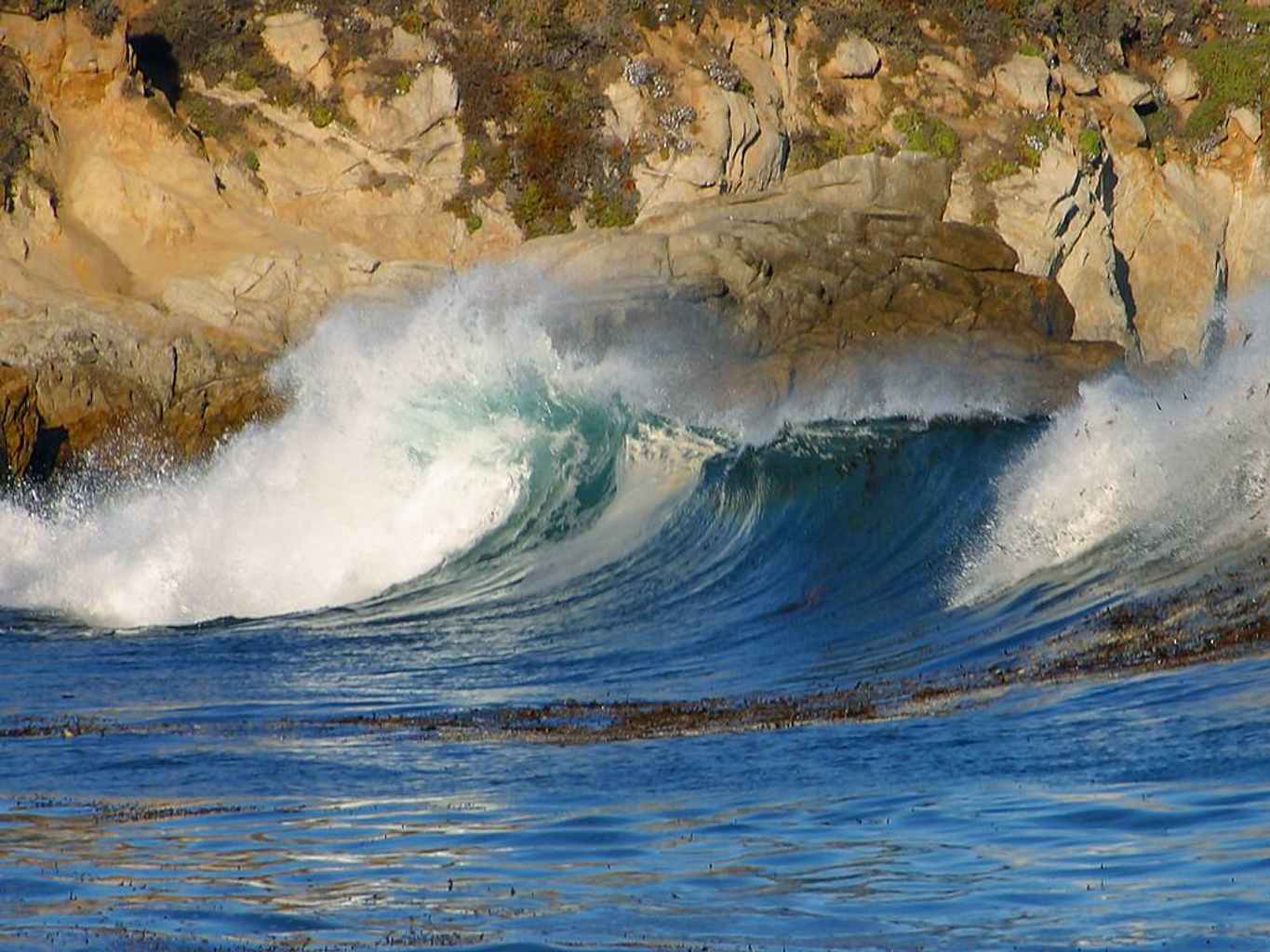 Free Waves Near Big Sur Background. Twitter Background