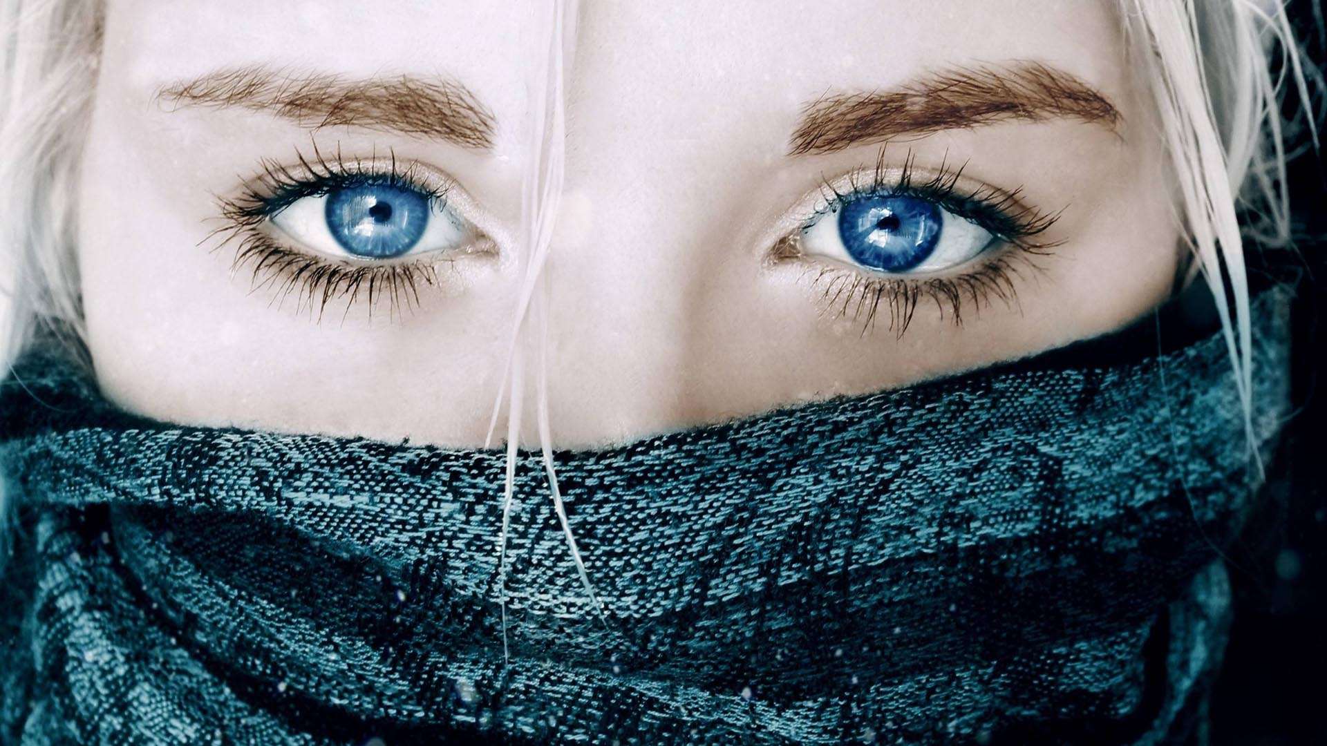 pretty tumblr girl with blue eyes