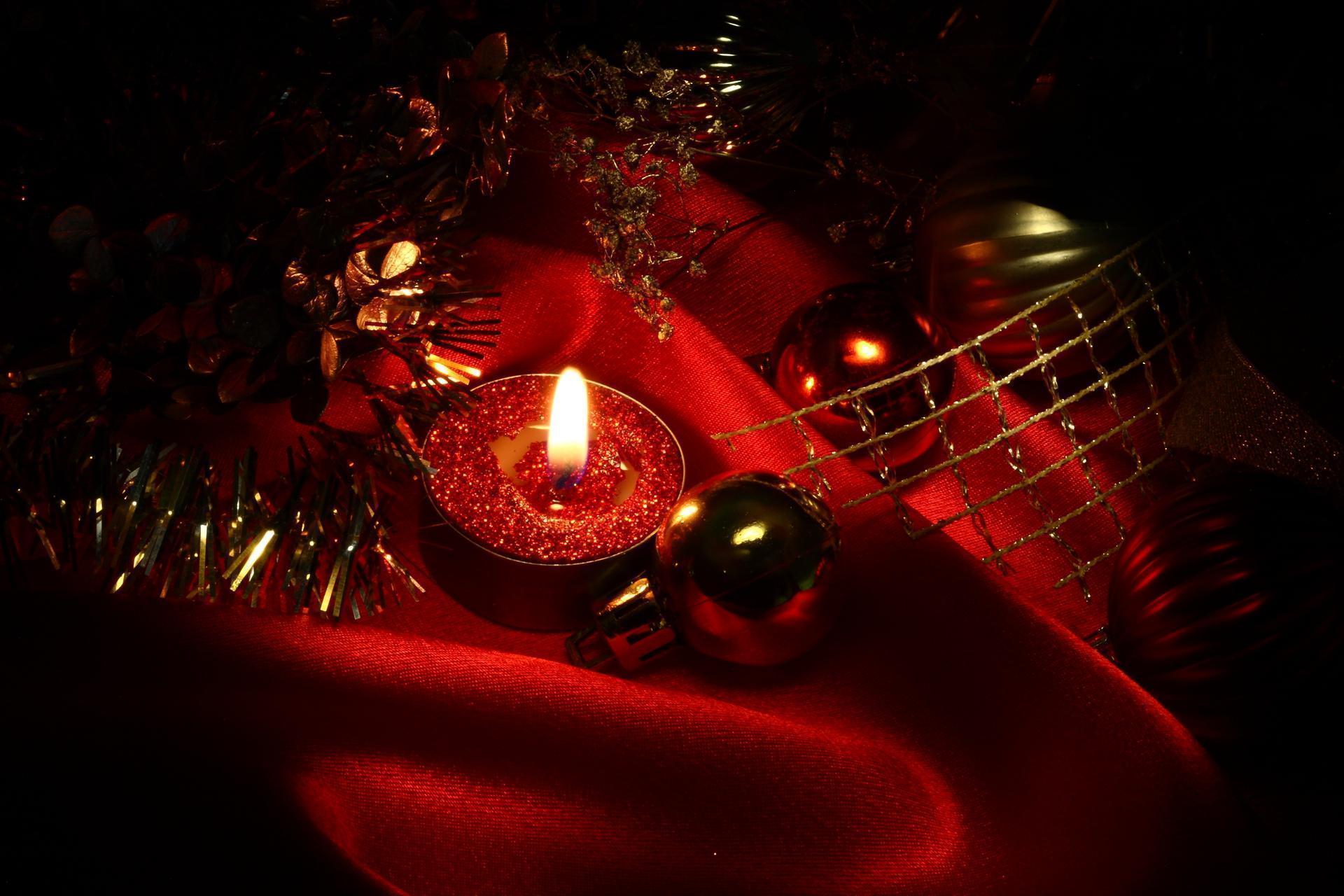 HD Christmas Candle & Balls Wallpaper