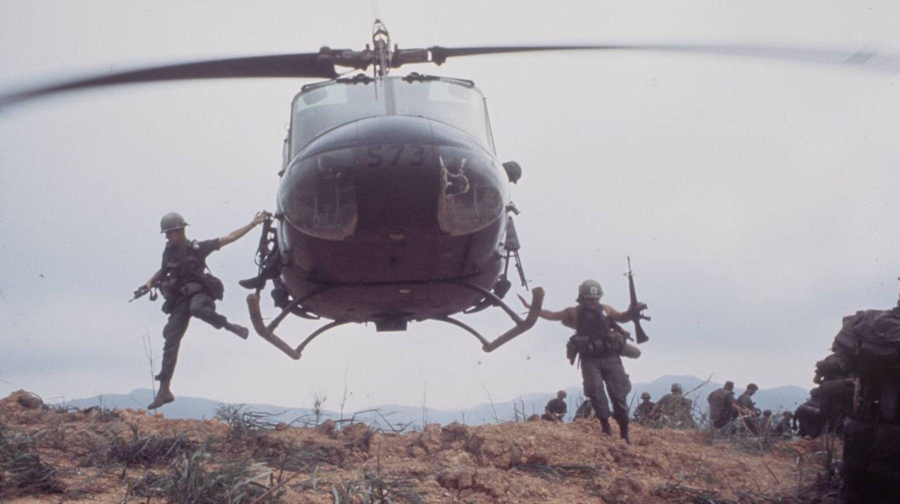 soldiers aircraft army military helicopters vietnam uh 1 iroquois