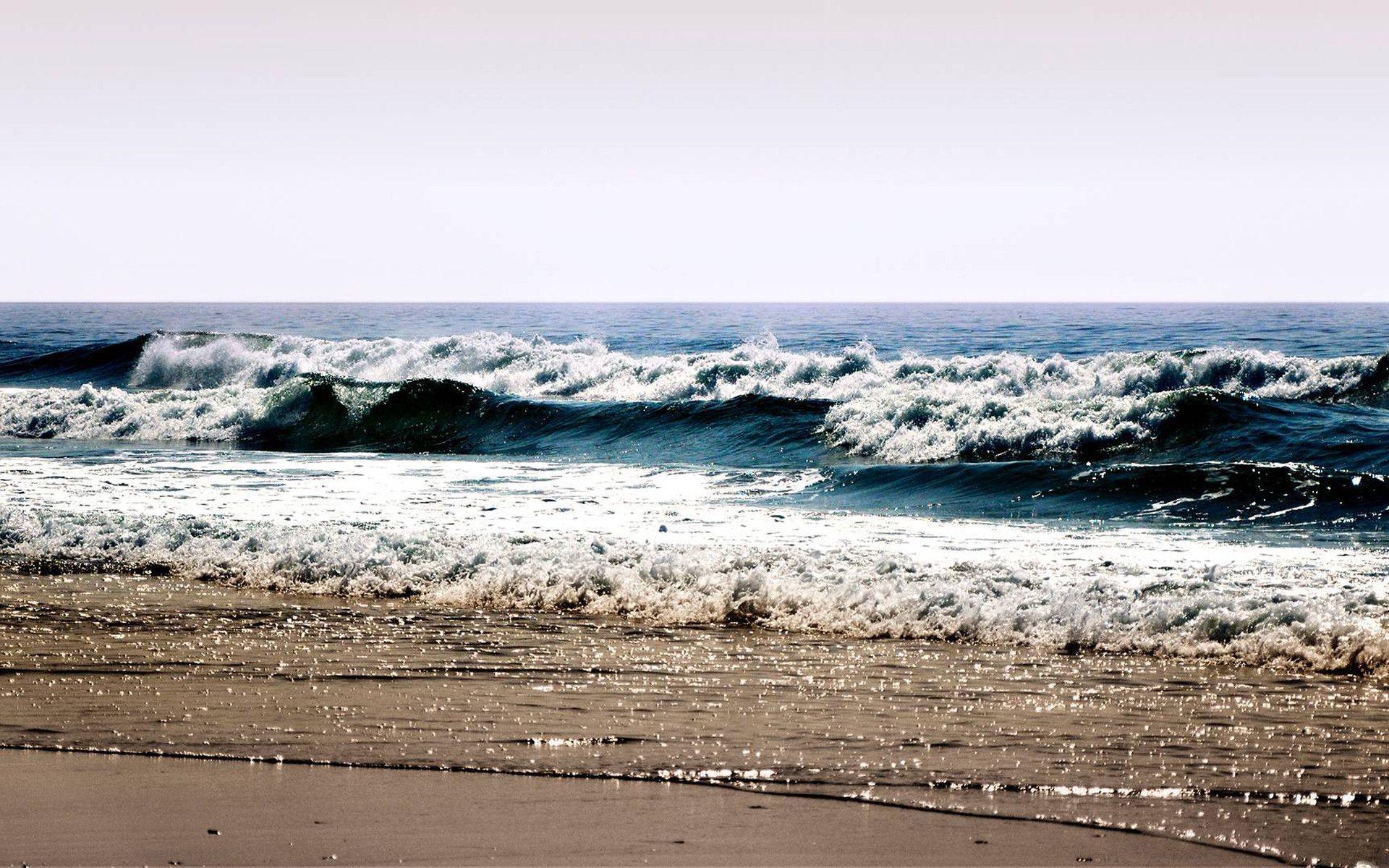 Free Wallpaper waves on the ocean Wallpaper