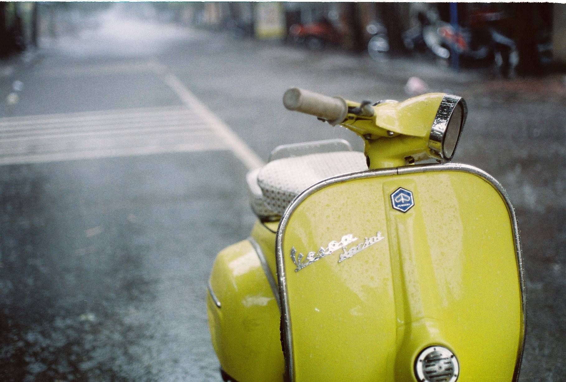 vespa sprint warna kuning