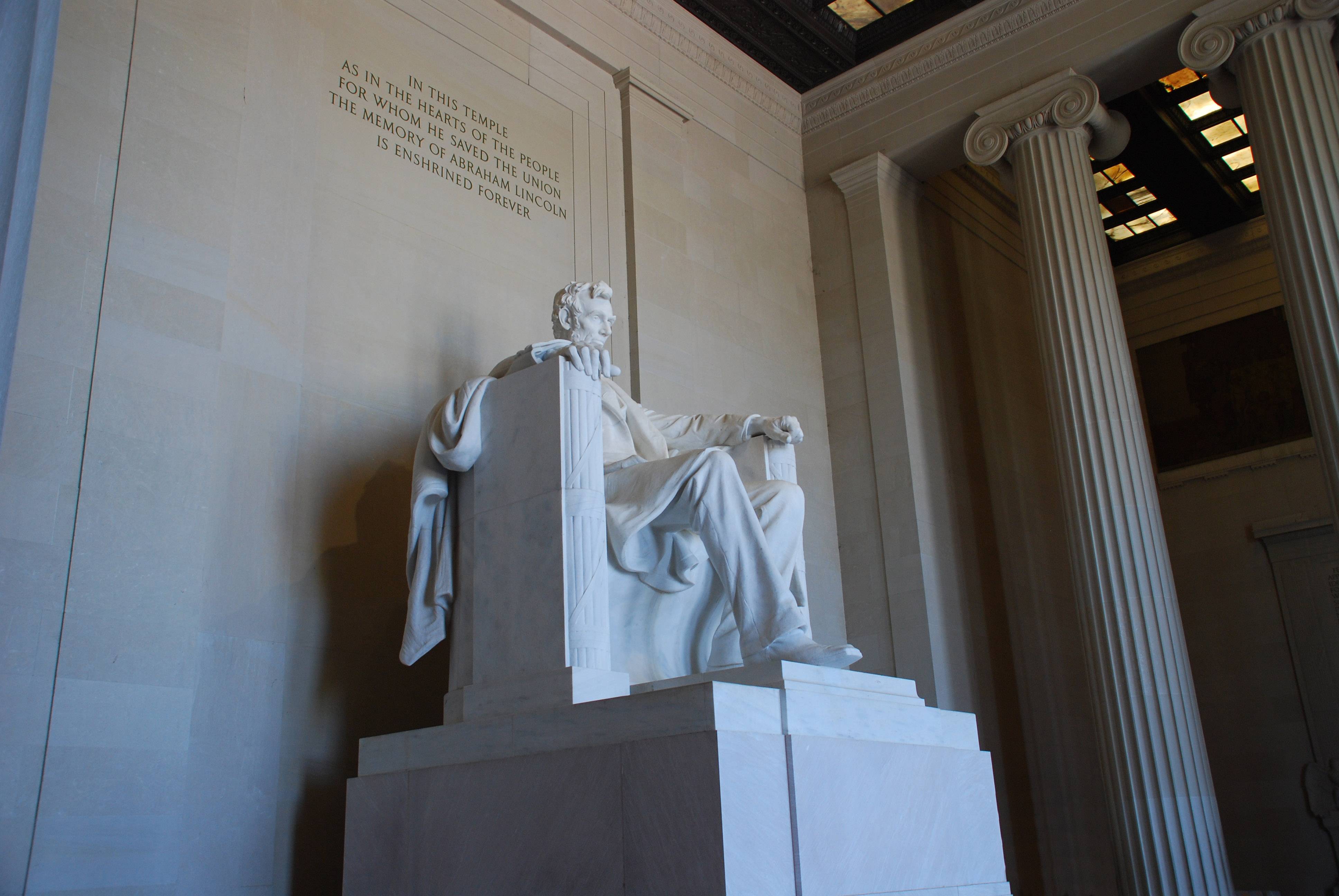 Abraham Lincoln seated in the Memorial, Travel Wallpaper