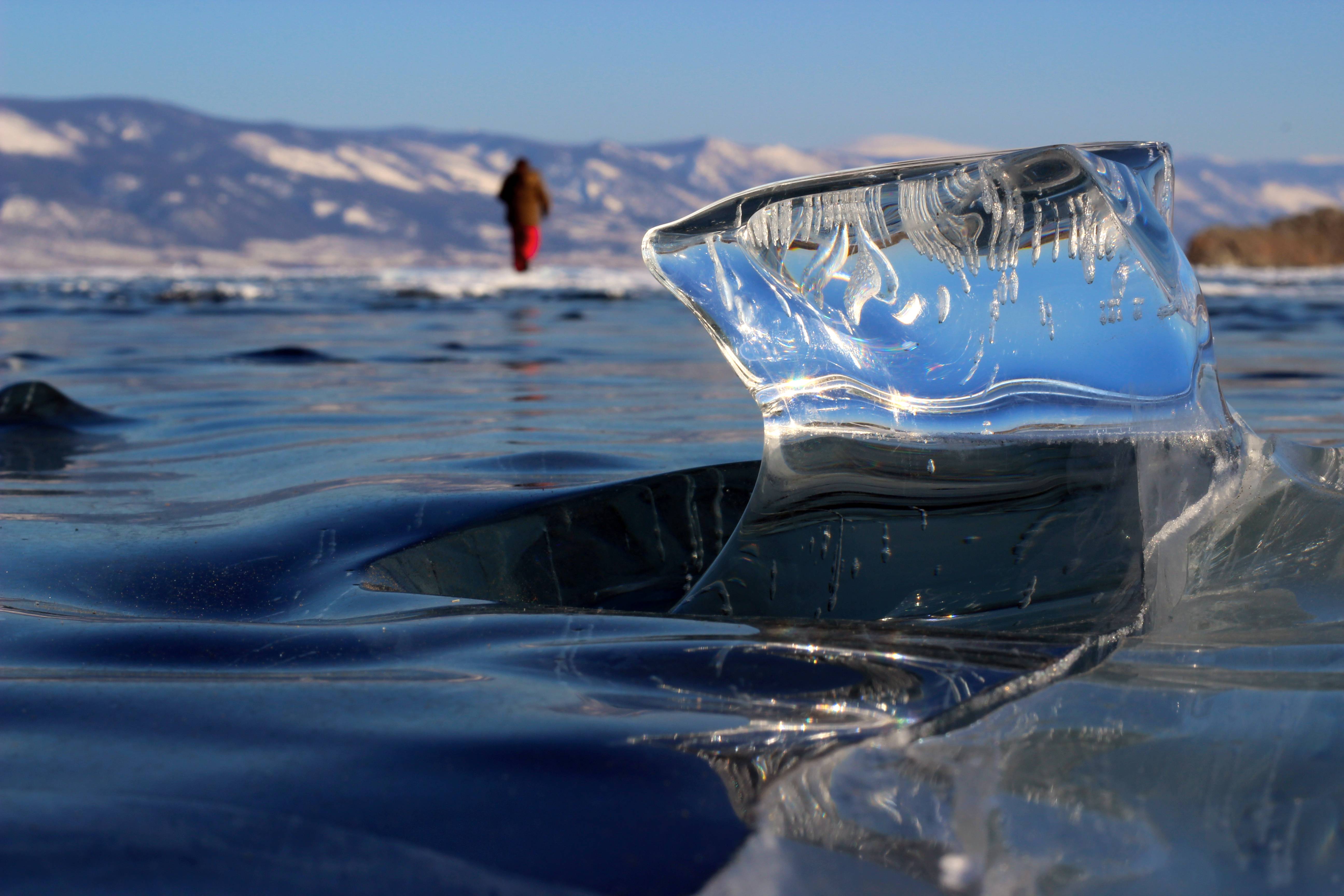 Почему лед плавает. Озеро Байкал лед. Озеро Байкал вода. Озеро Байкал подо льдом. Озеро Байкал Байкальская вода.