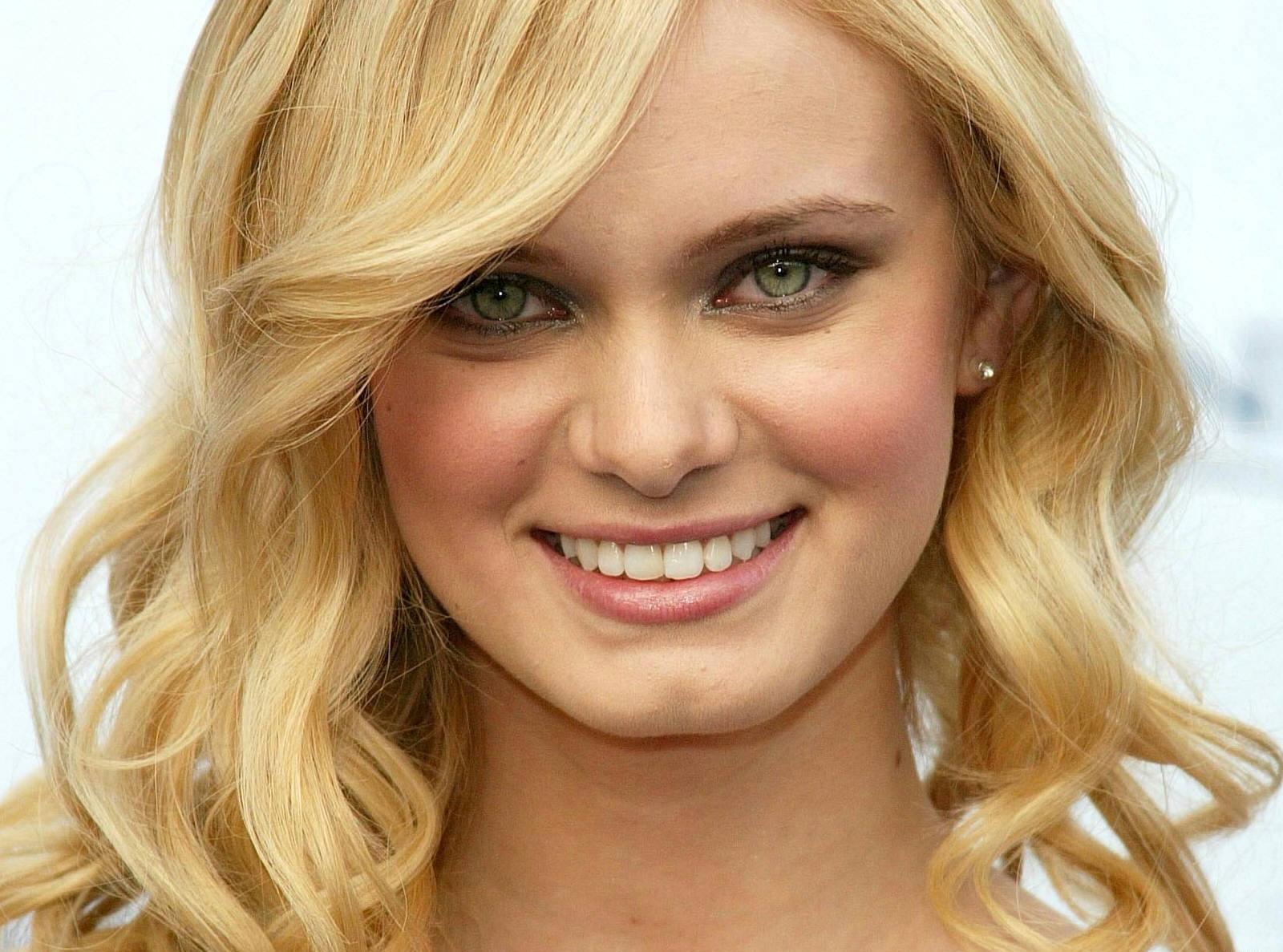 Sara Paxton Wallpaper