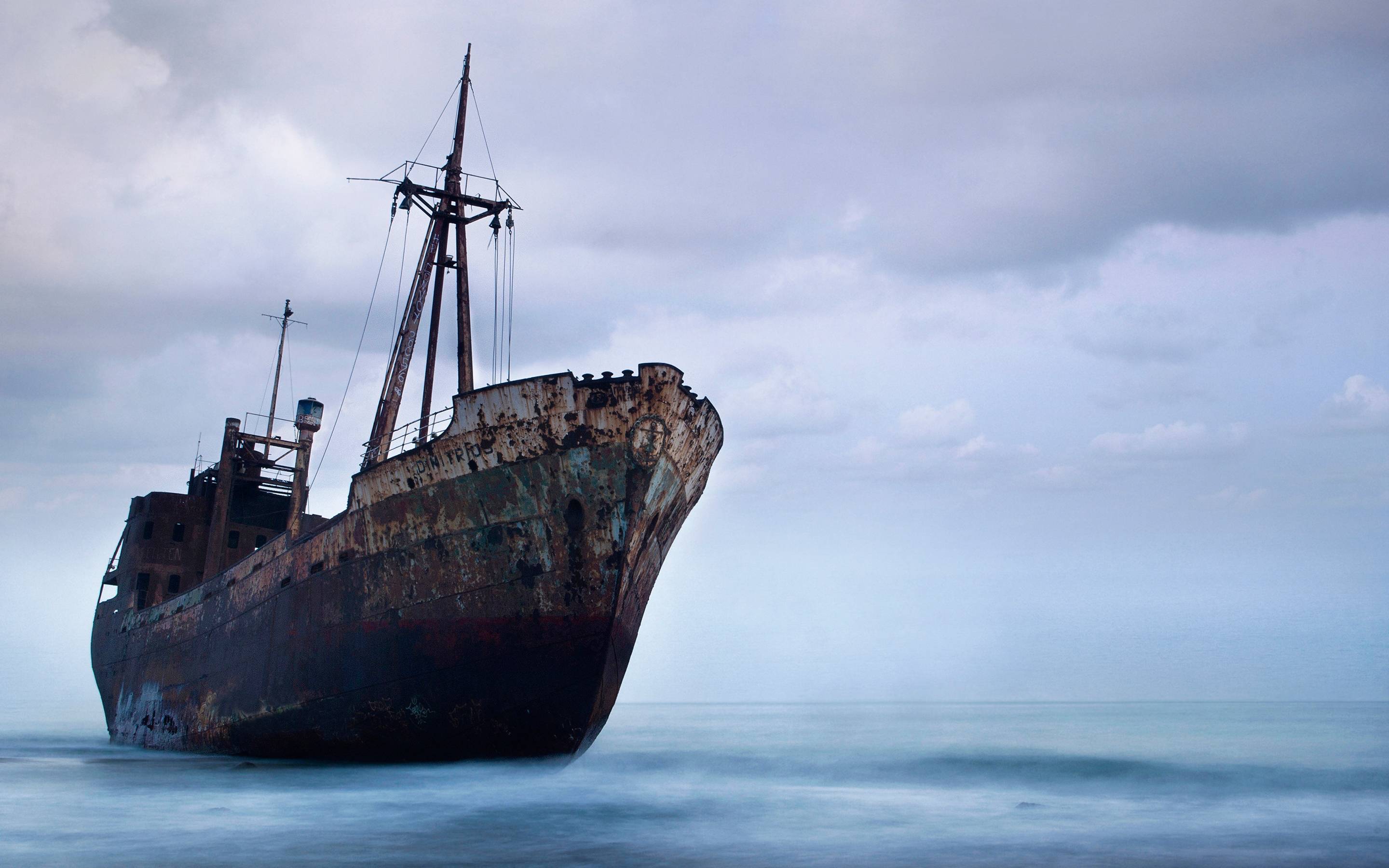 Abandoned shipwreck HD Wallpaper