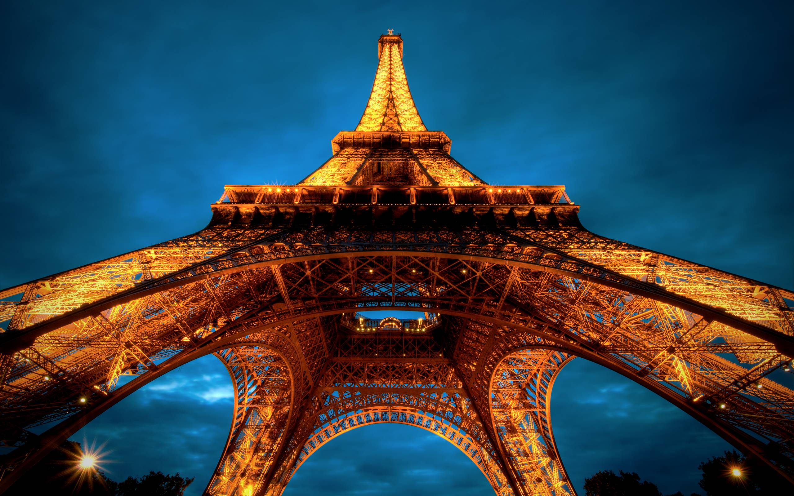 Eiffel Tower At Night Wallpaper « Wallpaperz