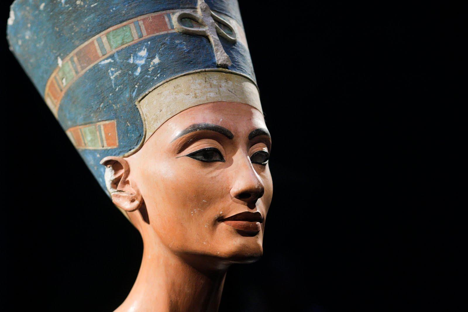 image For > Nefertiti And Akhenaten Statues