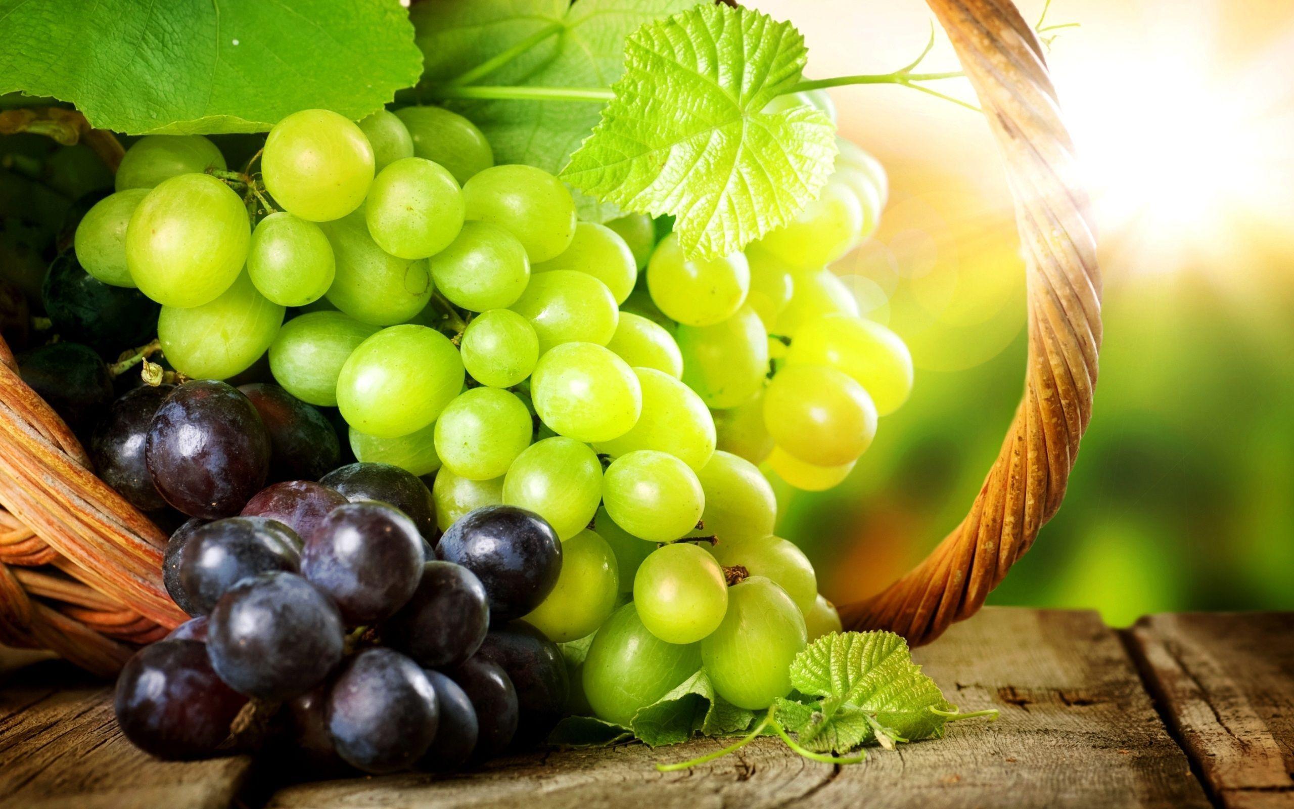 Delicious green grapes and red grapes Wallpaperx1600