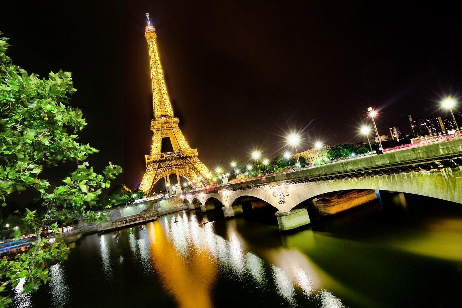 image For > The Eiffel Tower At Night Wallpaper