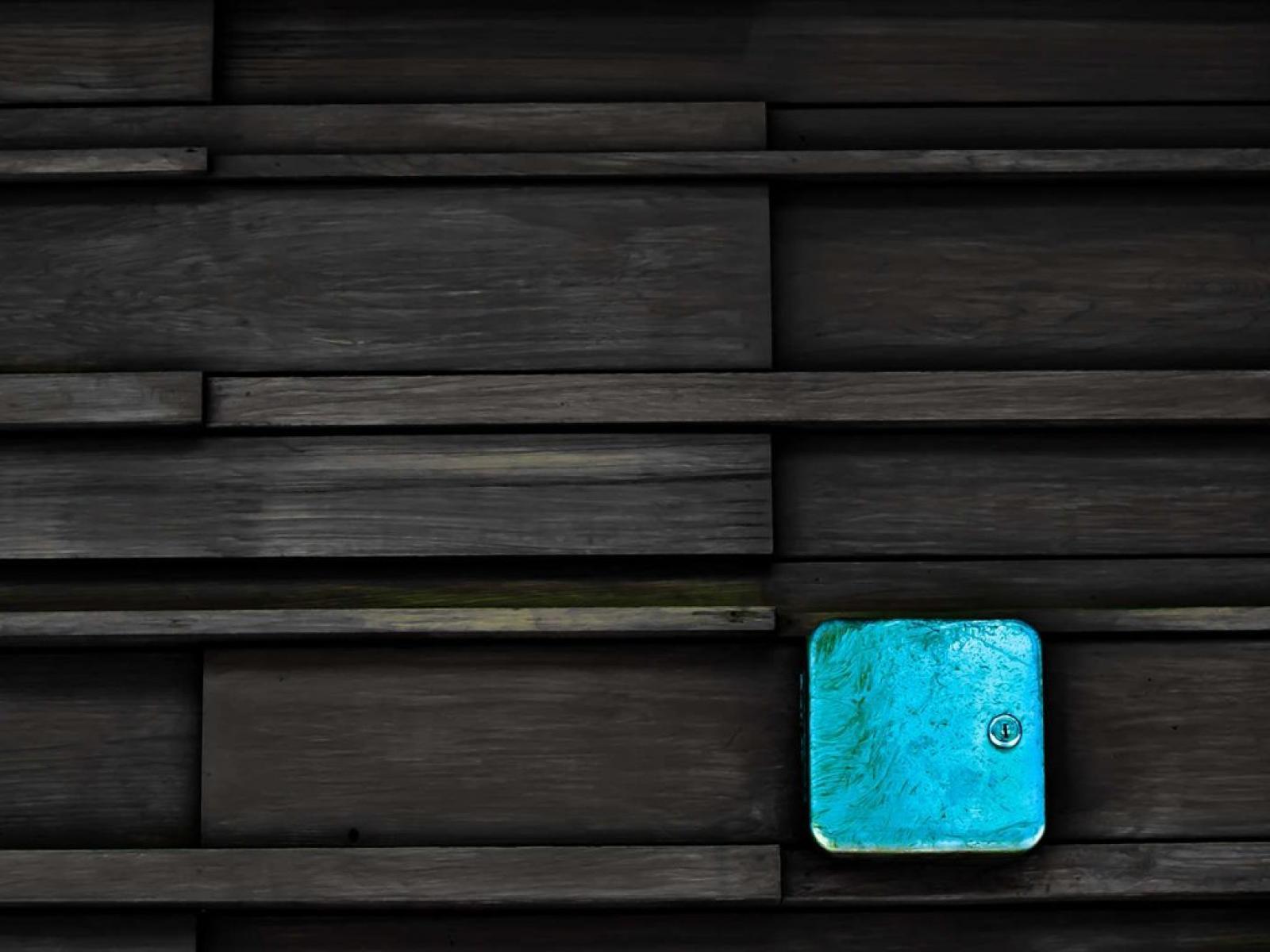 Ubuntu Blue Box on Wood desktop wallpaper