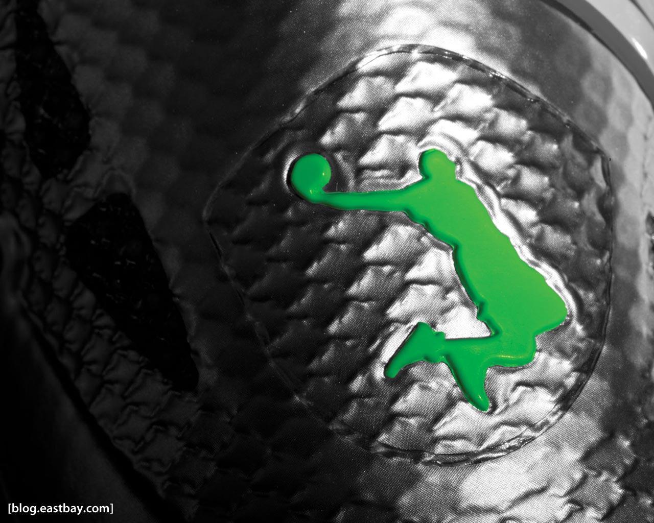 Wallpaper: Nike LeBron 8 PS “Dunkman”