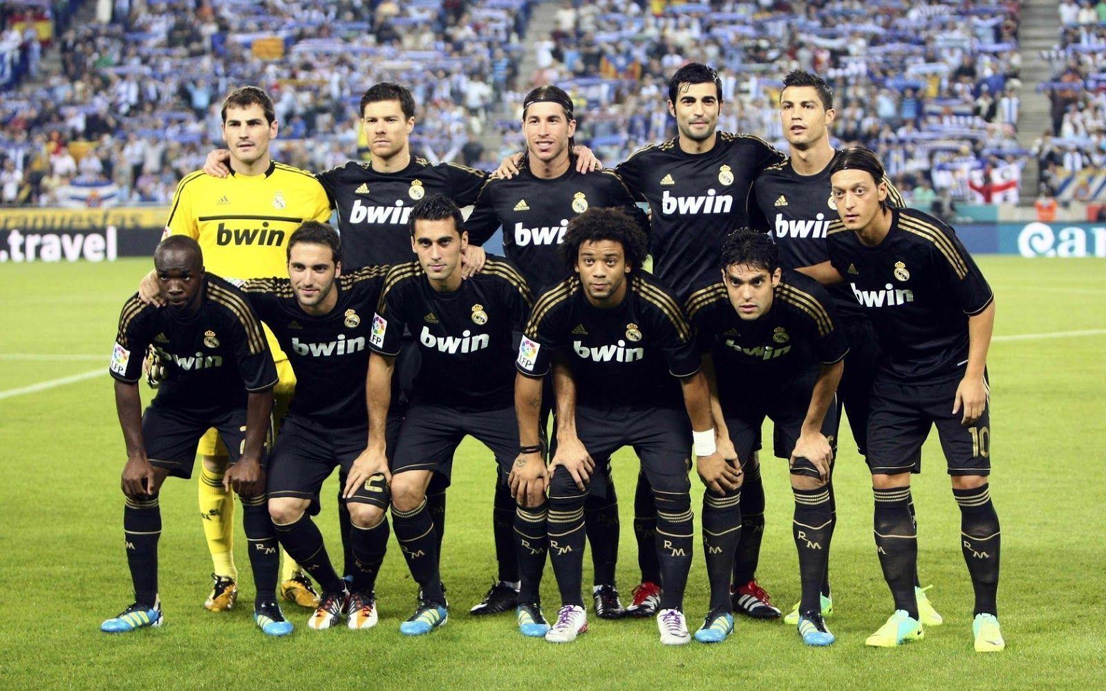 Top Football Wallpaper: Real Madrid Team new Wallpaper 2012