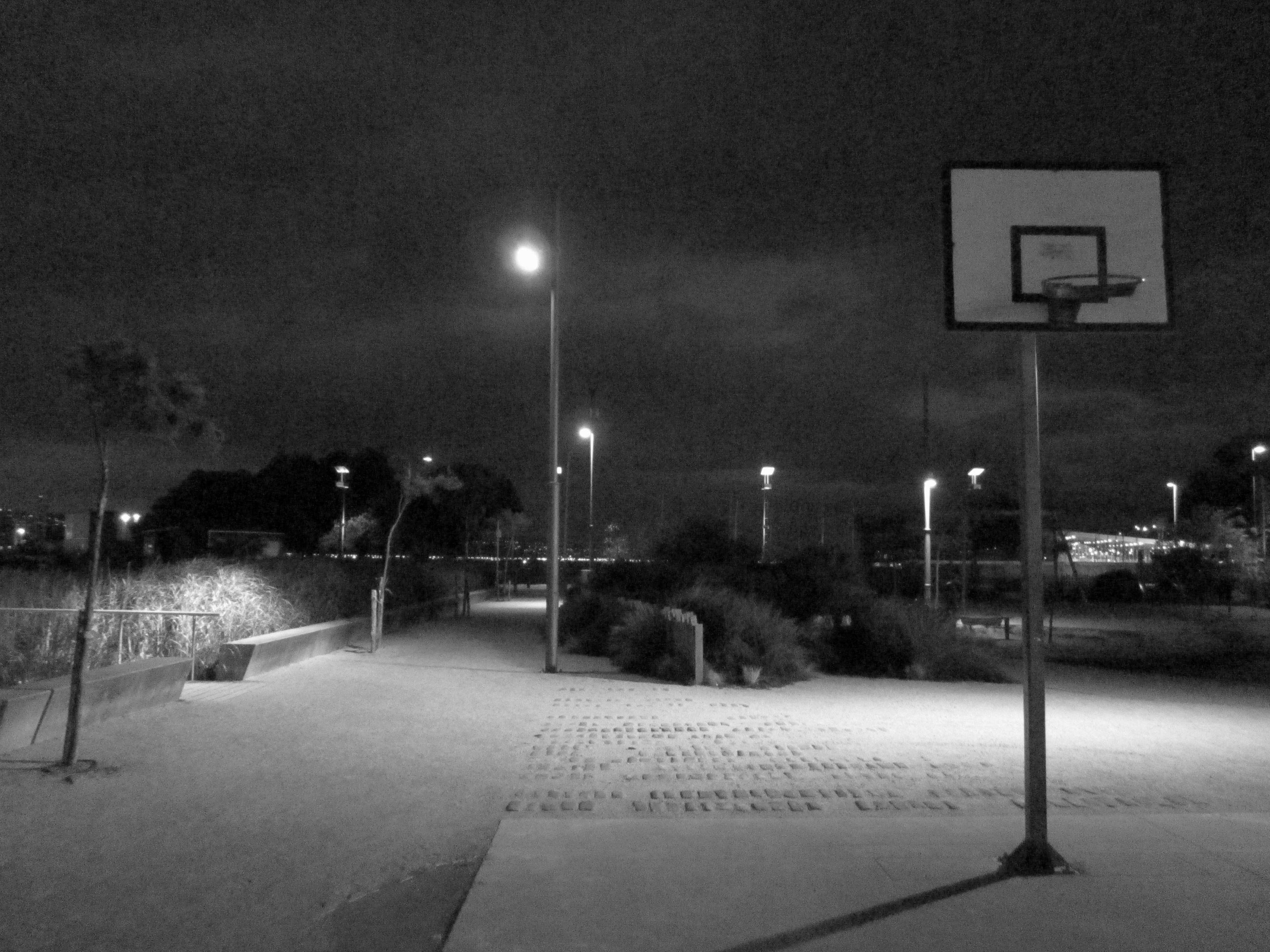 Баскетбольная площадка вечером