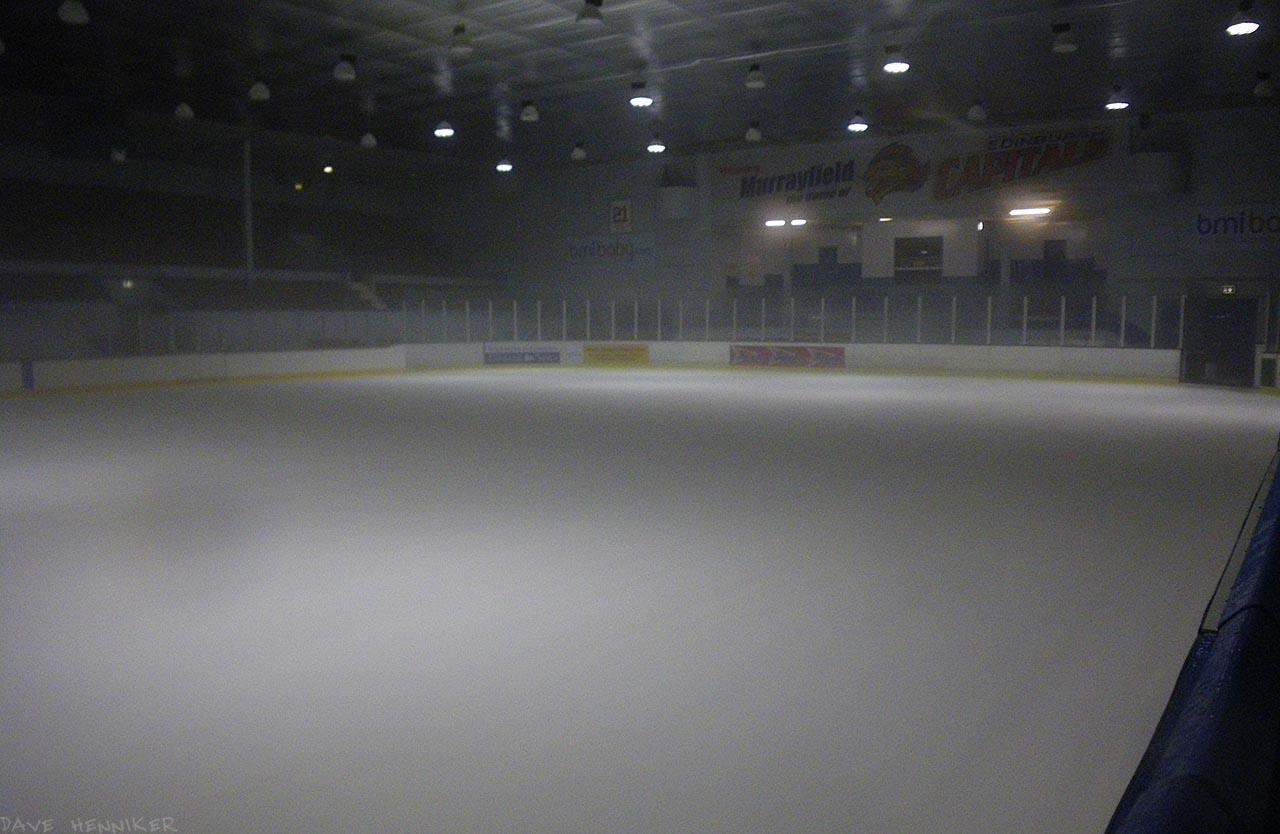 Хоккейный лед темный