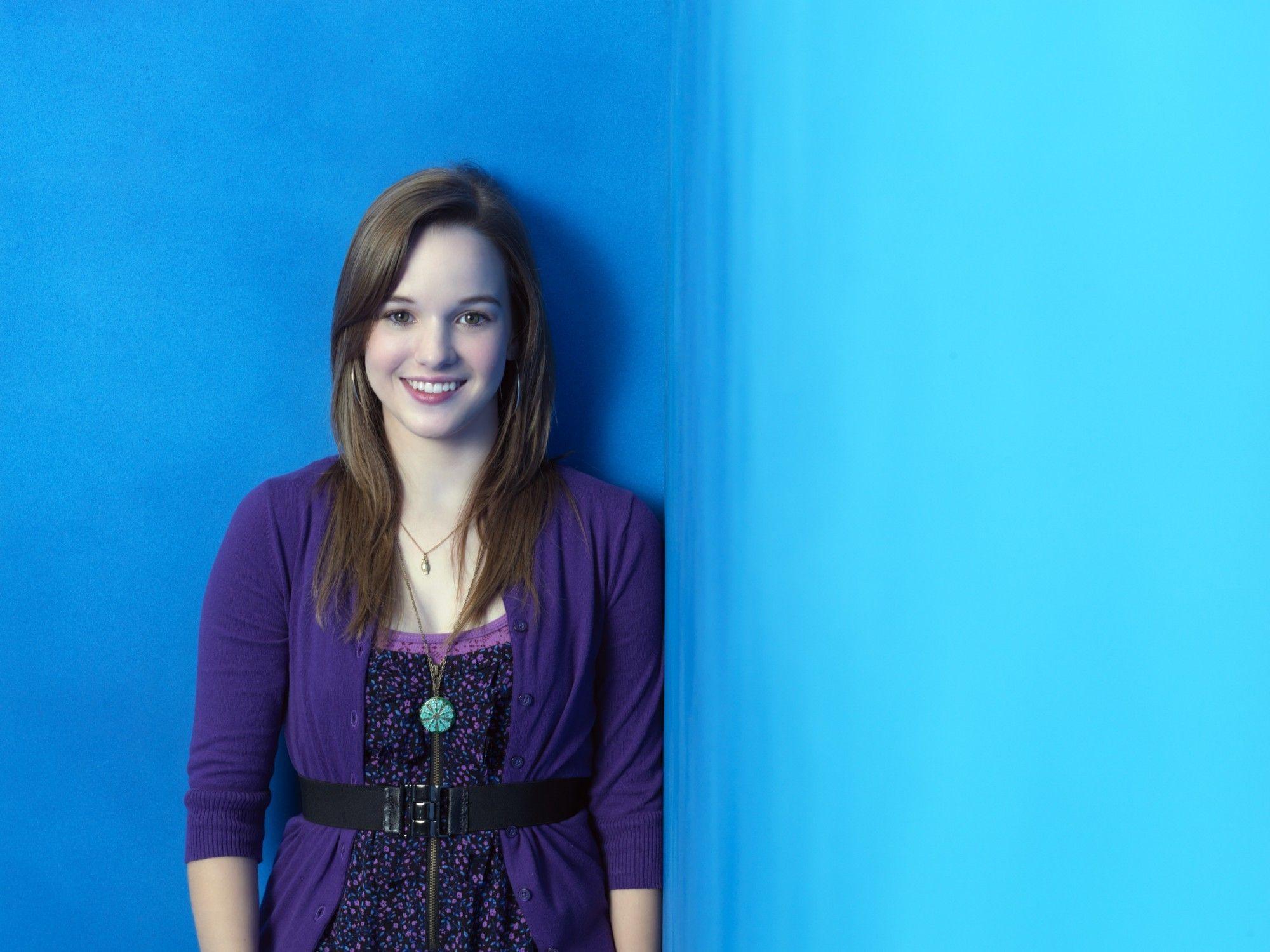 Необычная семья постер. Студия вокала лого. Posm оборудование. Необыкнове́нная семе́йка. Кей панабэйкер.