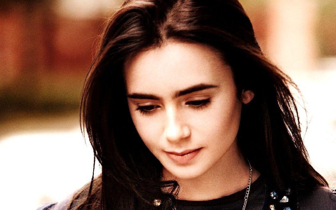 Lily Collins Mobile Wallpaper