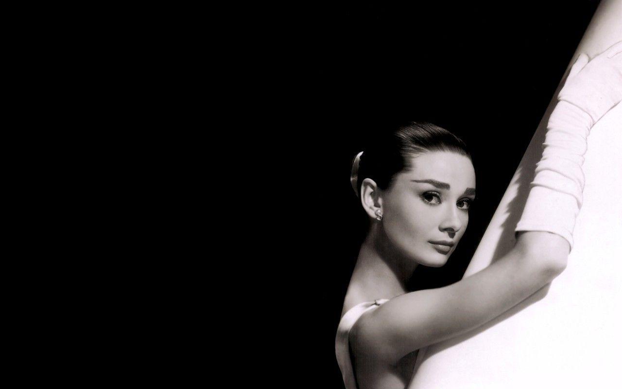 image For > Audrey Hepburn Wallpaper Black And White