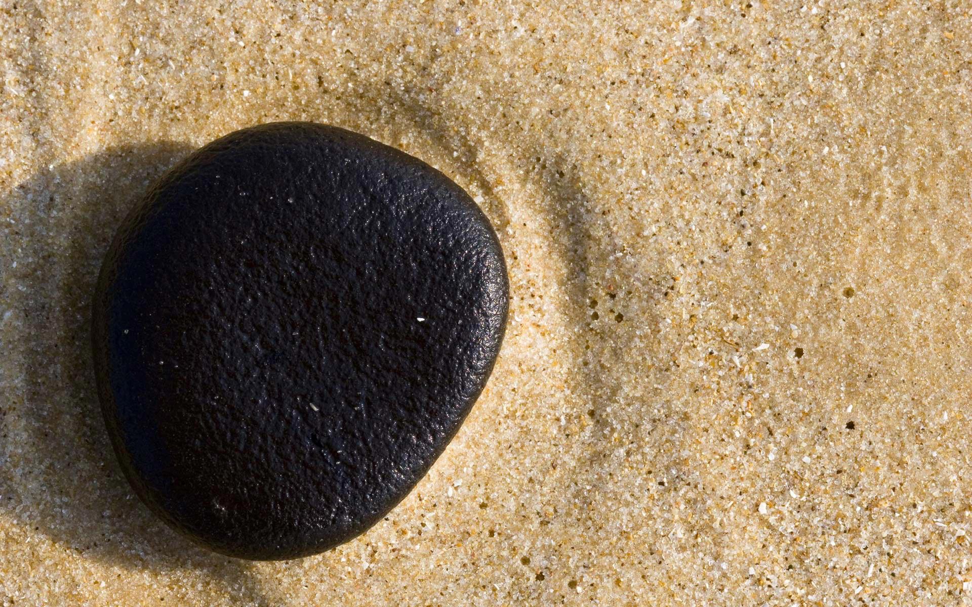 Черная галька на песке