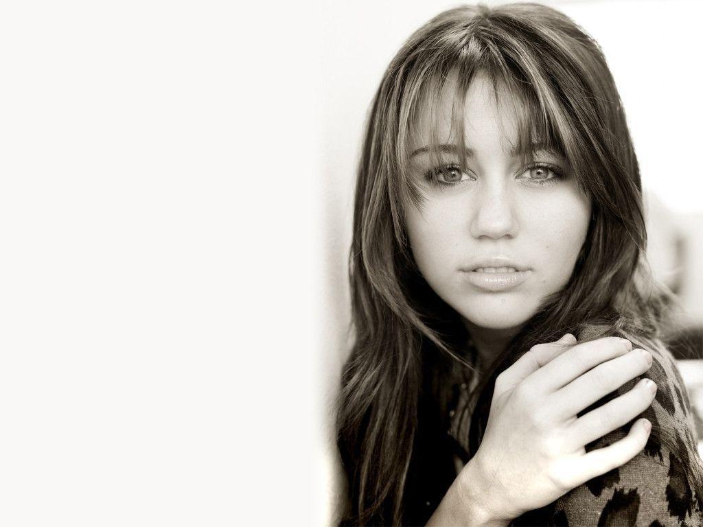 CelebritySite.org - Miley Cyrus 1080p Wallpaper CelebritySite.org