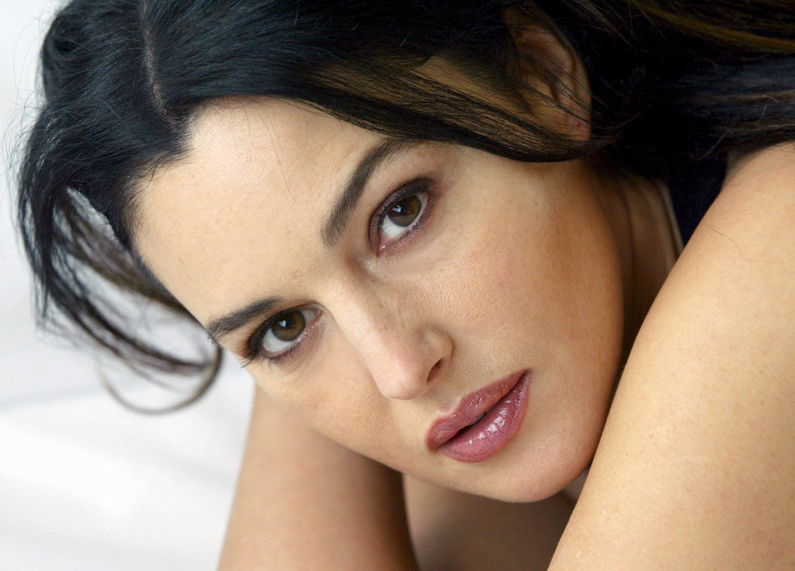 monica bellucci face, iPhone Wallpaper, Facebook Cover, Twitter