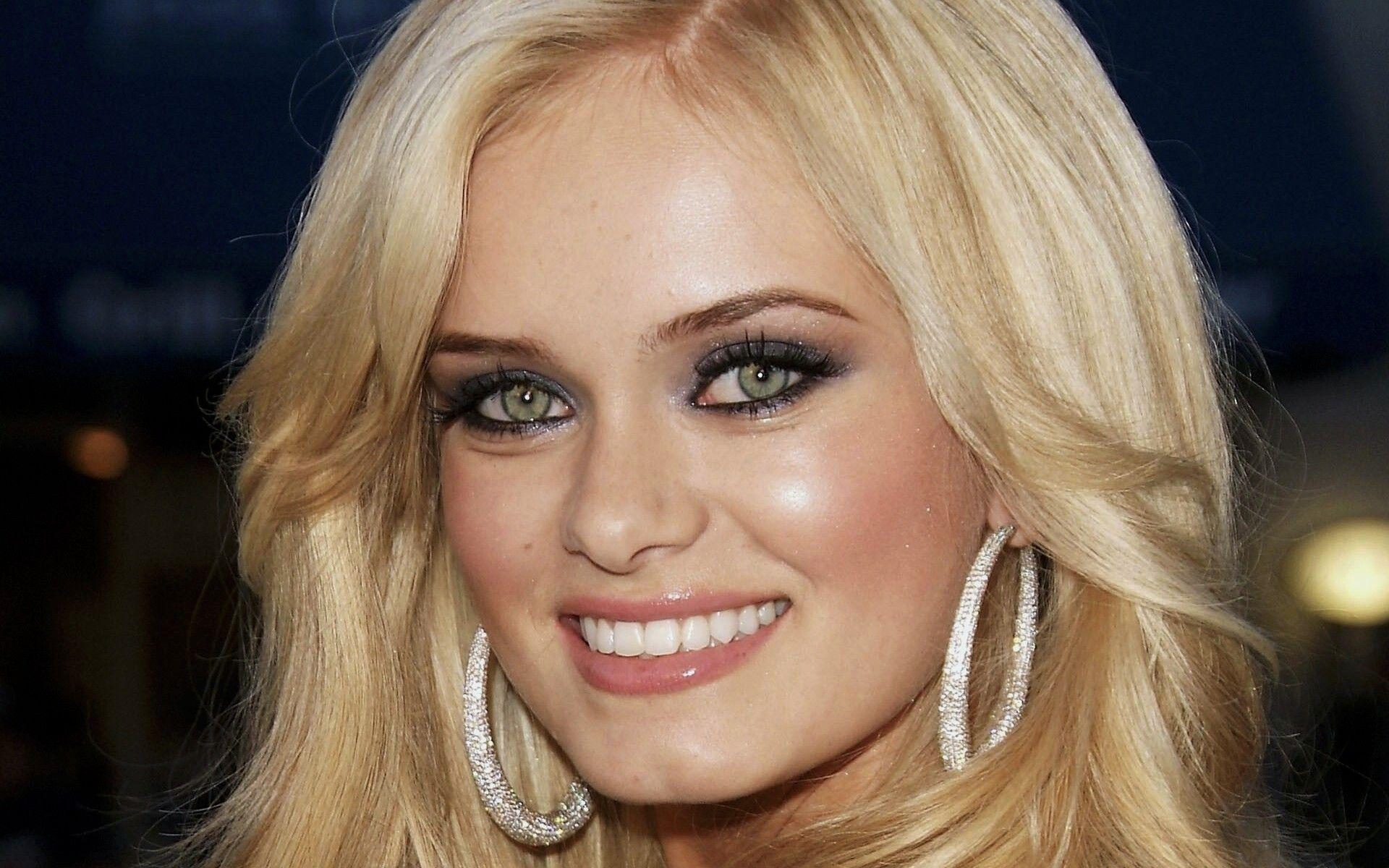 Sara Paxton Wallpaper HD Wallpaper